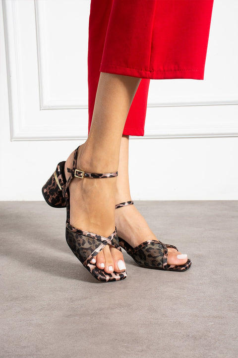 Siyah Leopar Desenli Kalın Topuklu Sandalet – Şık ve Rahat Kadın Yaz Ayakkabısı