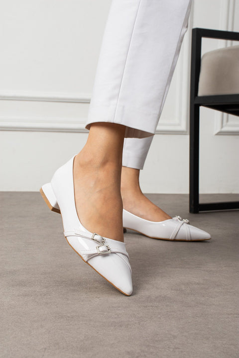 Beyaz Rugan Çift Gümüş Tokalı Sivri Burun Düşük Topuk Kadın Babet Ayakkabı Günlük Kadın Ayakkabı