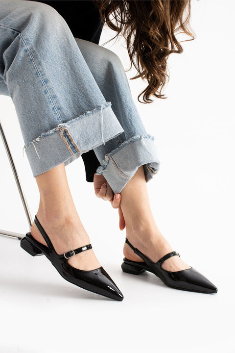 Siyah Parlak Tokalı Topuklu Babet Ayakkabı – Sivri Burunlu, Şık ve Rahat Kadın Model, Günlük ve Ofis Kombinlerine Uygun