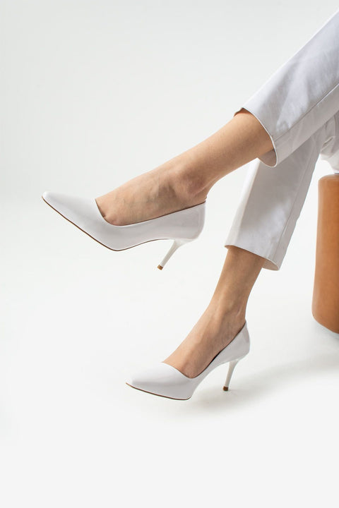 Beyaz Rugan Altın Detaylı Sivri Burun İnce Topuklu Kadın Stiletto | Şık Gece ve Ofis Ayakkabısı