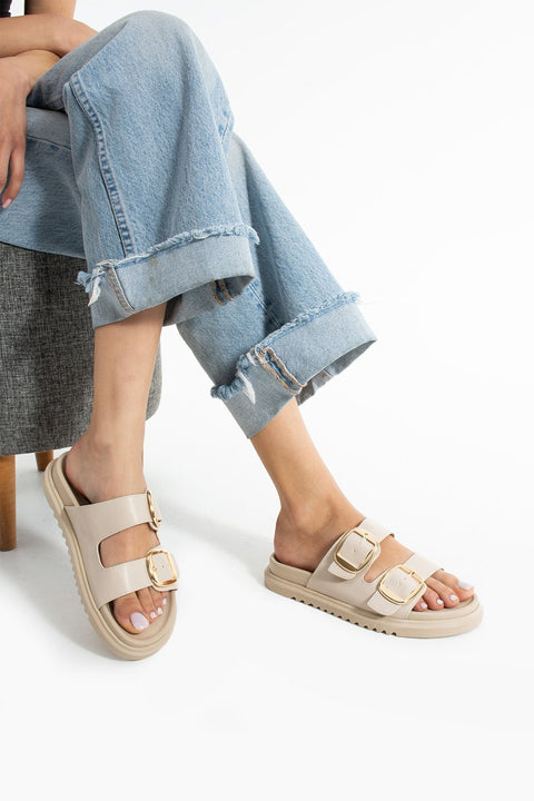 Krem Rengi Vegan Deri Kadın Terlik – Altın Tokalı Termo Tabanlı Yazlık Rahat Model