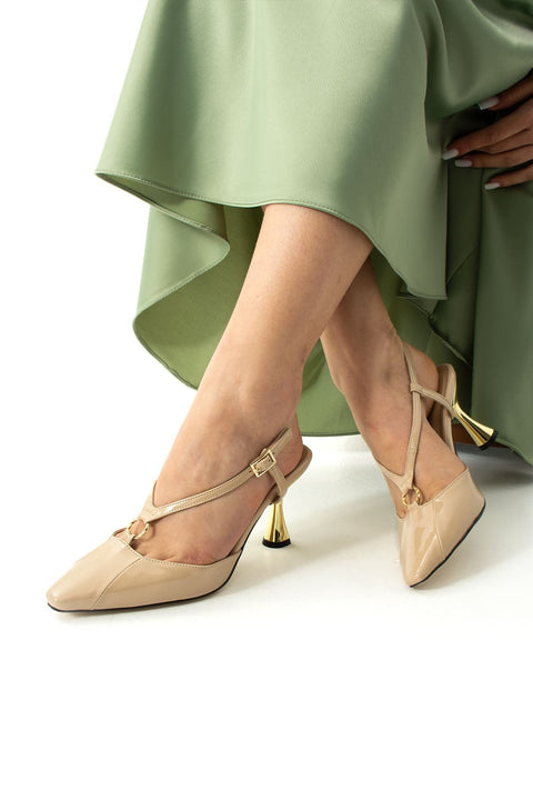 Bej Rugan Bilekten Bağlı Topuklu Ayakkabı – Altın Detaylı, Sivri Burunlu, Zarif ve Şık Klasik Model