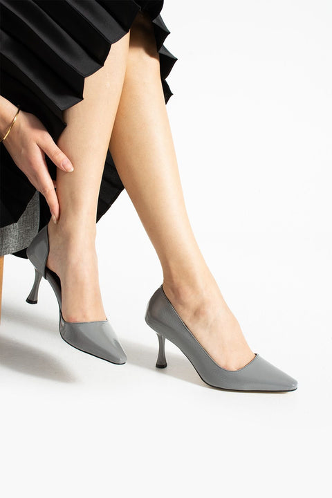 Gri Kırışık Parlak Vegan Deri Ayakkabı – Kare Burunlu 7cm Topuklu Şık ve Rahat Kadın Model