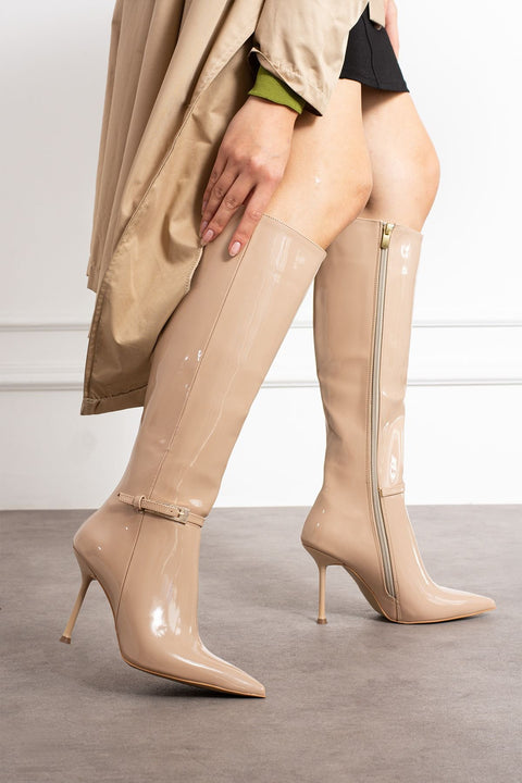 Bej Diz Altı Topuklu Kadın Çizme – Parlak Yüzeyli, İnce Topuklu, Tokalı Detaylı, Şık ve Zarif Klasik Model