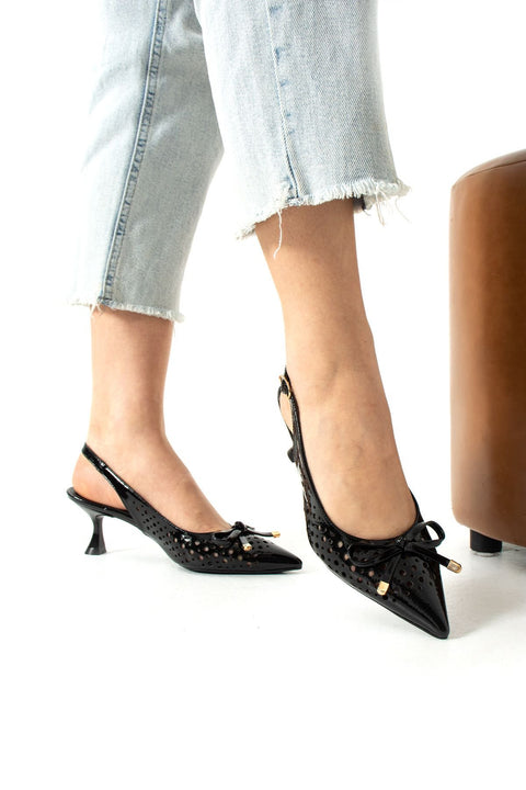 Siyah Rugan Fiyonklu Topuklu Ayakkabı – 5 cm Sivri Burunlu, Klasik Model, Günlük ve Ofis Kombinlerine Uygun Kadın Ayakkabı