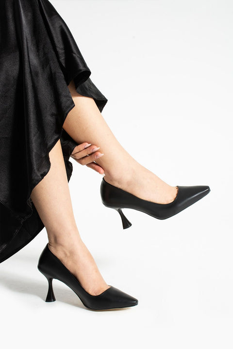 Siyah Mat Vegan Deri Topuklu Ayakkabı – 7 cm Topuklu, Rahat ve Şık Klasik Model, Günlük ve Ofis Kombinlerine Uygun