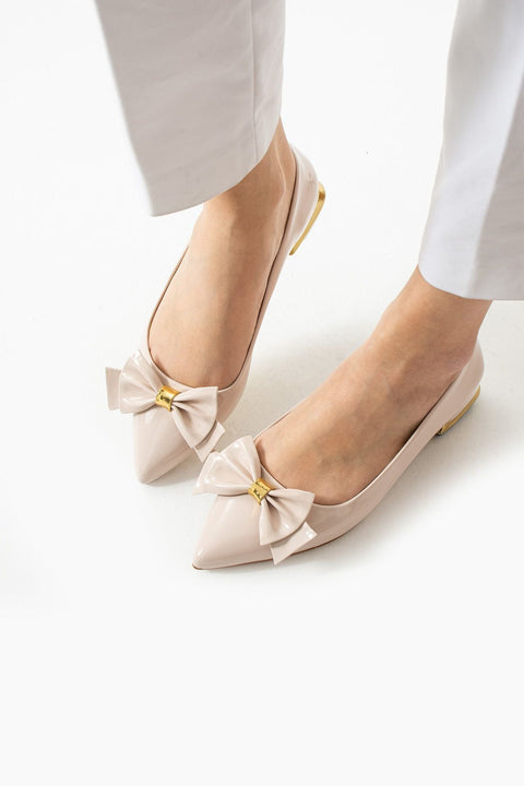 Krem Rugan Fiyonklu Topuklu Kadın Babet – Altın Detaylı, Sivri Burunlu, Rahat ve Şık Günlük & Ofis Uyumlu Klasik Model