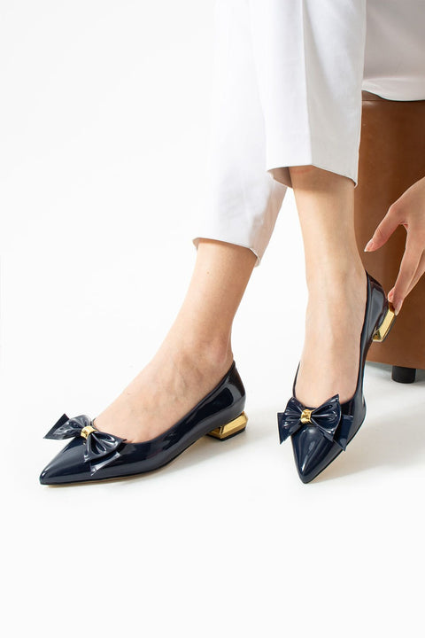 Lacivert Rugan Fiyonklu Topuklu Kadın Babet – Altın Topuklu, Sivri Burunlu, Şık ve Rahat Klasik Model