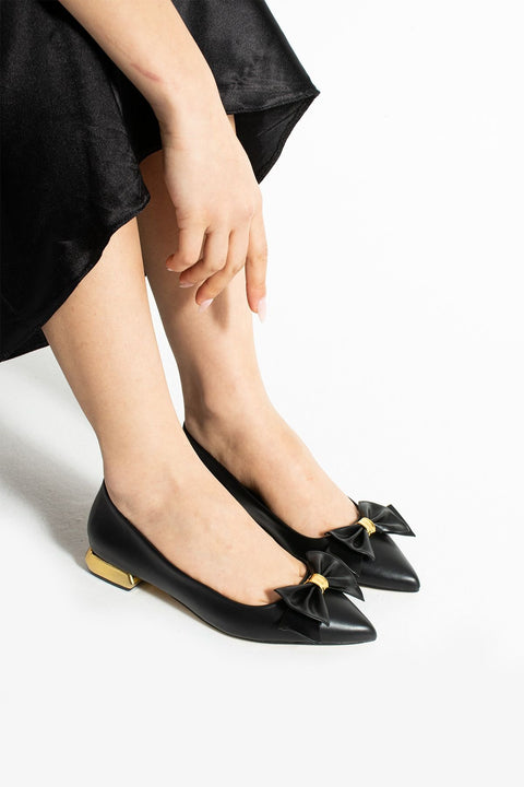 Siyah Mat Fiyonklu Topuklu Kadın Babet – Altın Detaylı, Sivri Burunlu, Günlük ve Ofis Uyumlu Rahat ve Şık Model