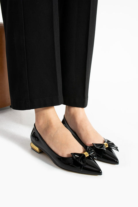 Siyah Rugan Fiyonklu Ortopedik Kadın Babet – Altın Detaylı, Günlük ve Ofis Kombinlerine Uygun Şık ve Rahat Model