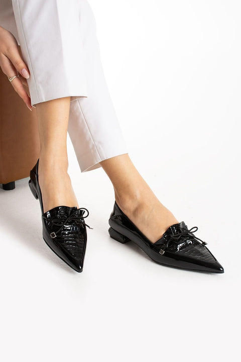 Siyah Parlak Timsah Desenli Topuklu Babet Ayakkabı – Sivri Burunlu, Şık ve Rahat Kadın Model, Günlük ve Ofis Kullanımına Uygun