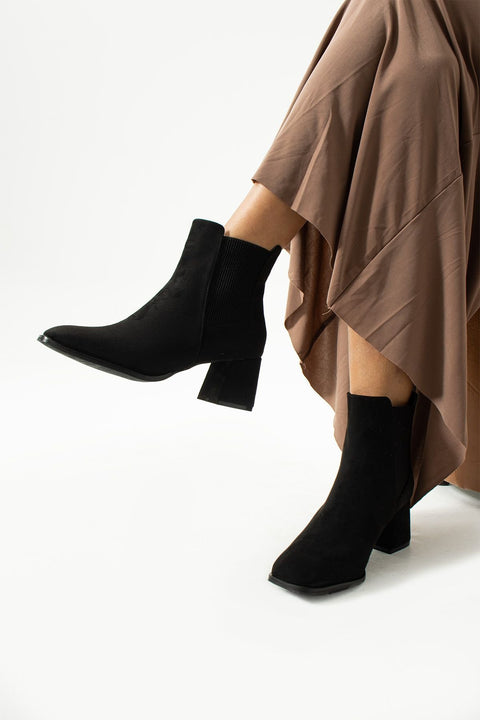 Siyah Süet Yandan Bantlı Topuklu Kadın Bot – Su Geçirmez, Sıcak Tutan, Kışlık Şık ve Konforlu Model