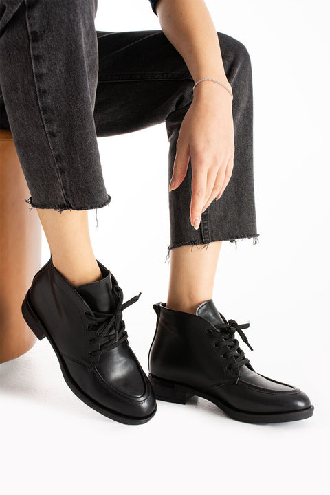 Siyah Bağcıklı Bilekte Biten Kadın Casual Ayakkabı – Günlük Kullanıma Uygun, Rahat ve Modern Yeni Sezon Model