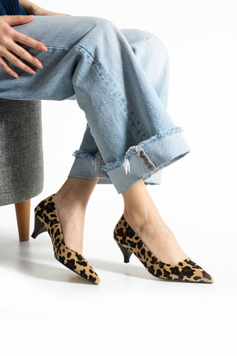 Leopar Desenli Kısa Topuklu Kadın Ayakkabı – Sivri Burunlu, Rahat ve Zarif Klasik Model, Günlük ve Ofis Kullanımına Uygun