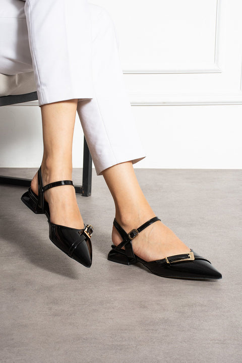 Siyah Rugan Altın Tokalı Bilekten Bağlamalı Sivri Burun Düşük Blok Topuk Kadın Babet Ayakkabı