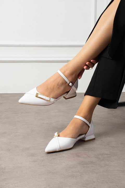 Beyaz Rugan Bilekten Bağlamalı Altın Tokalı Sivri Burun Düşük Topuk Kadın Babet Ayakkabı