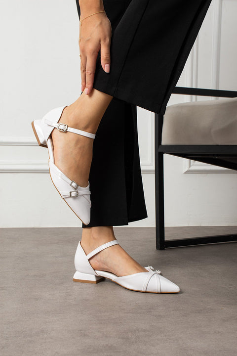 Beyaz Rugan Bilekten Bağlamalı Çift Gümüş Tokalı Sivri Burun Düşük Topuk Kadın Babet Ayakkabı