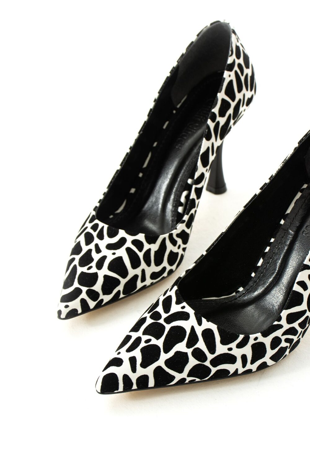 Siyah Beyaz Leopar Desenli Stiletto – İnce Topuklu Sivri Burun Özel Tasarım Şık ve Rahat Kadın Ayakkabı - Görsel 6