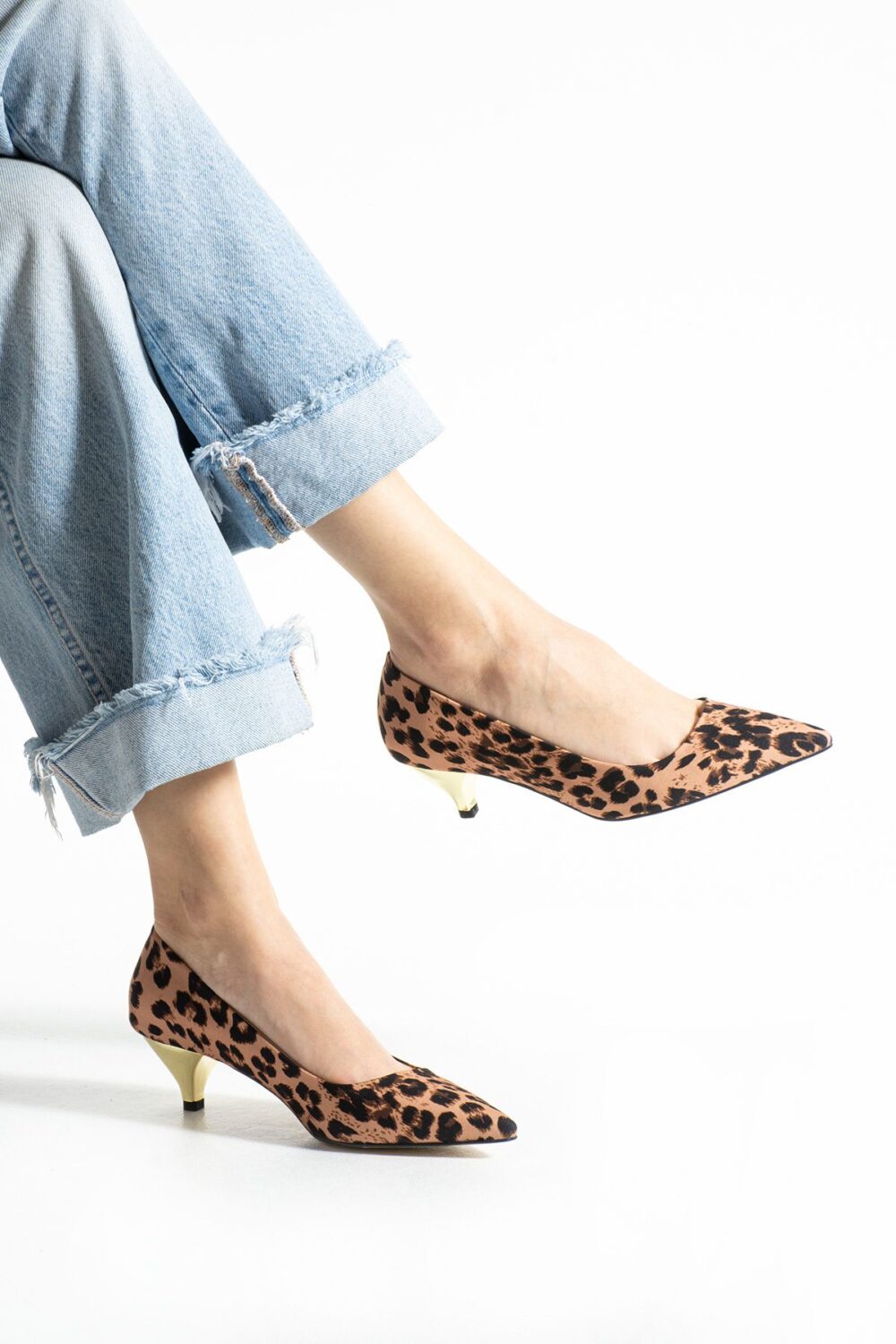 Saten Leopar Desenli Vegan Deri Stiletto – Altın Topuklu, 6 cm İnce Topuk, Sivri Burunlu, Zarif ve Şık Klasik Model - Görsel 4