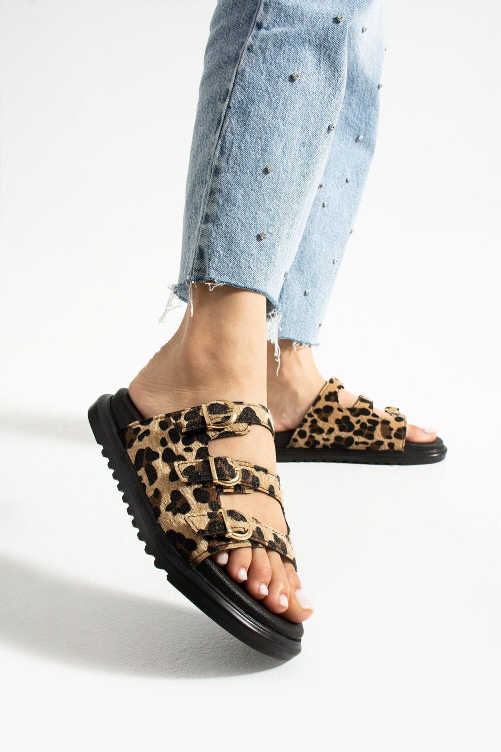Leopar Desenli Üç Tokalı Ortopedik Kadın Terlik – Işıltılı Yazlık Model - Görsel 4