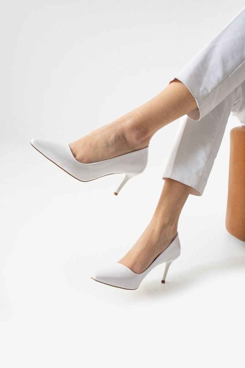 Beyaz Rugan Altın Detaylı Sivri Burun İnce Topuklu Kadın Stiletto | Şık Gece ve Ofis Ayakkabısı