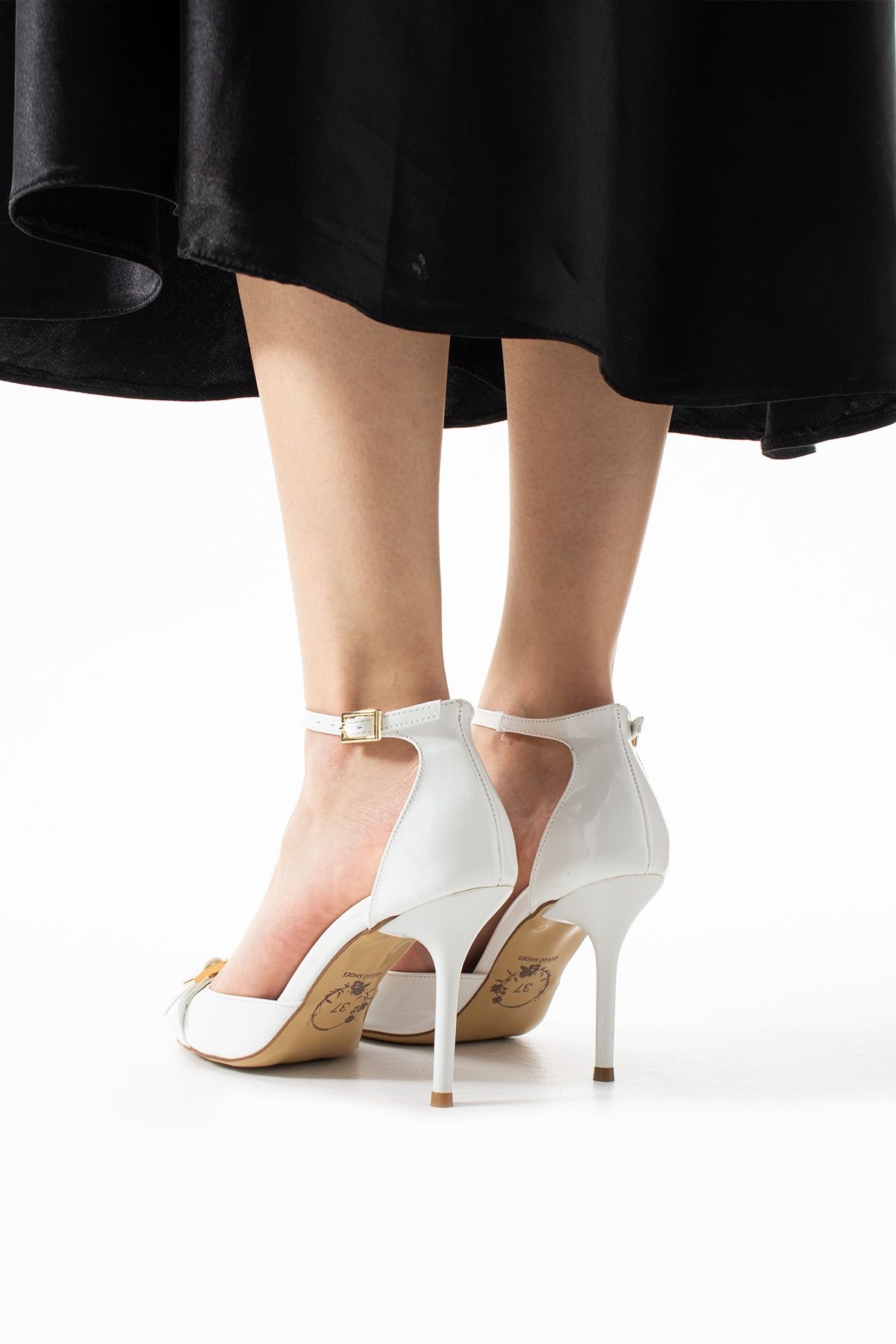 Beyaz Yazlık Topuklu Sandalet – Hafızalı Pedli, Rahat Tabanlı, Tokalı Vegan El Yapımı Görünümlü Model - Görsel 4