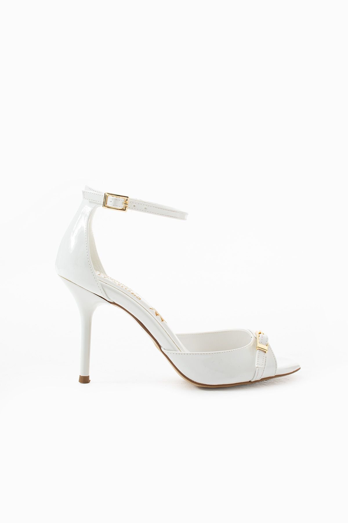 Beyaz Yazlık Topuklu Sandalet – Hafızalı Pedli, Rahat Tabanlı, Tokalı Vegan El Yapımı Görünümlü Model - Görsel 5