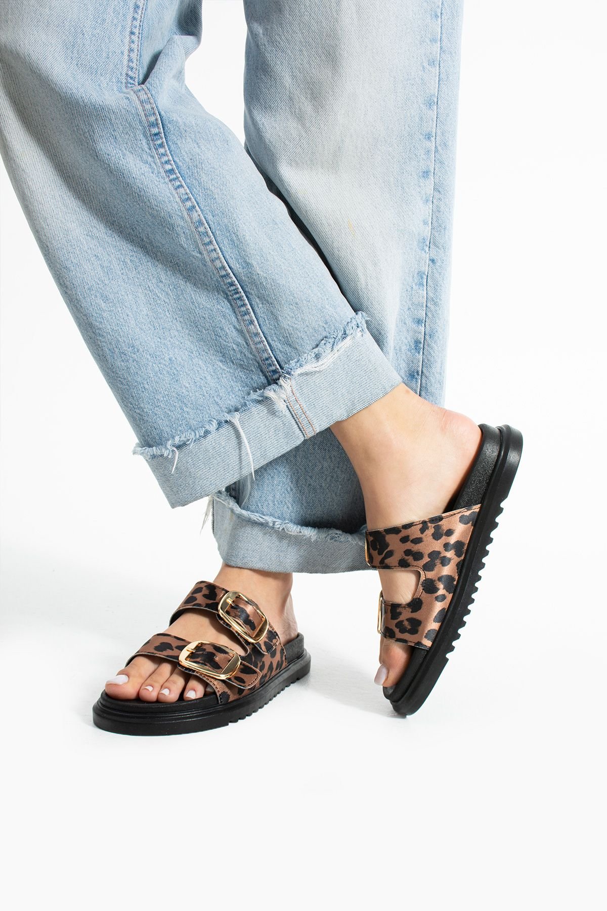 Çift Tokalı Leopar Vegan Deri Kadın Terlik – Kaymaz Termo Taban - Görsel 4