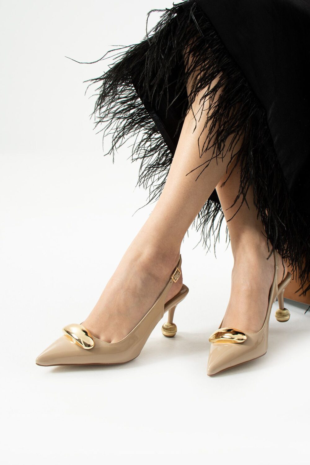 Bej Rugan Vegan Deri Stiletto – 7cm İnce Topuklu Gold Detaylı Günlük ve Ofis Uyumlu Şık Kadın Ayakkabı - Görsel 3