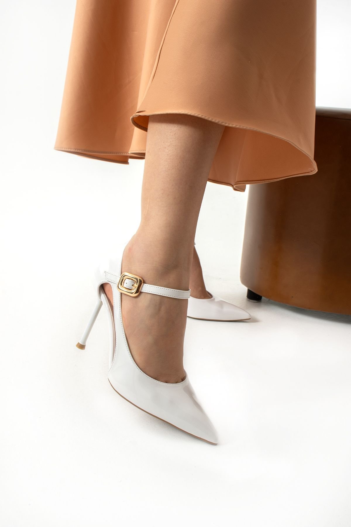 Beyaz Rugan Stiletto – Bilekten Tokalı, Beyaz İnce Topuklu, Sivri Burunlu Rahat Kalıp Kadın Topuklu Ayakkabı - Görsel 3
