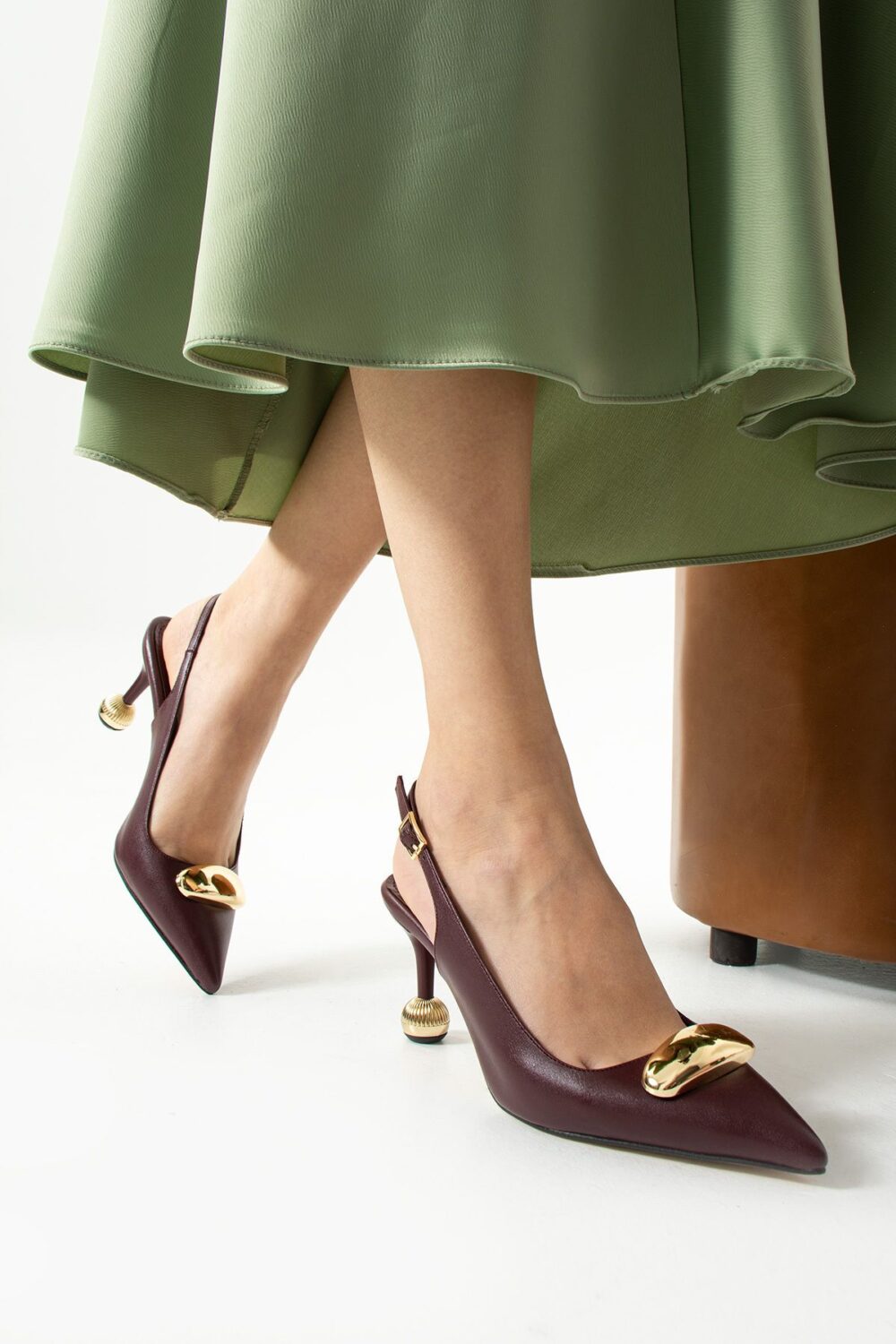 Bordo Mat Vegan Deri Stiletto – 7cm İnce Topuklu Gold Detaylı Günlük ve Ofis Uyumlu Şık Kadın Ayakkabı - Görsel 3