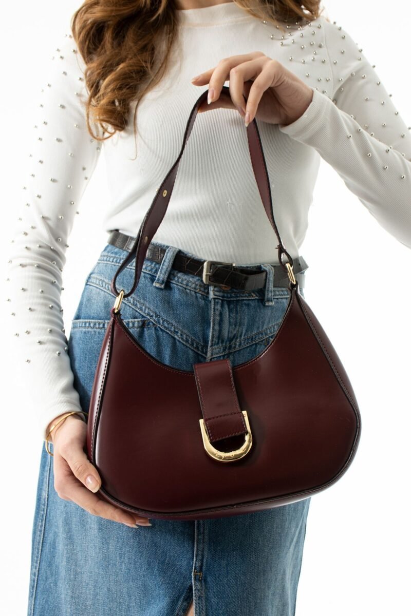 Bordo Mat Suni Deri Tokalı Kadın Omuz ve Kol Çantası – Günlük Kullanıma Uygun, Fermuarlı ve Bölmeli Model