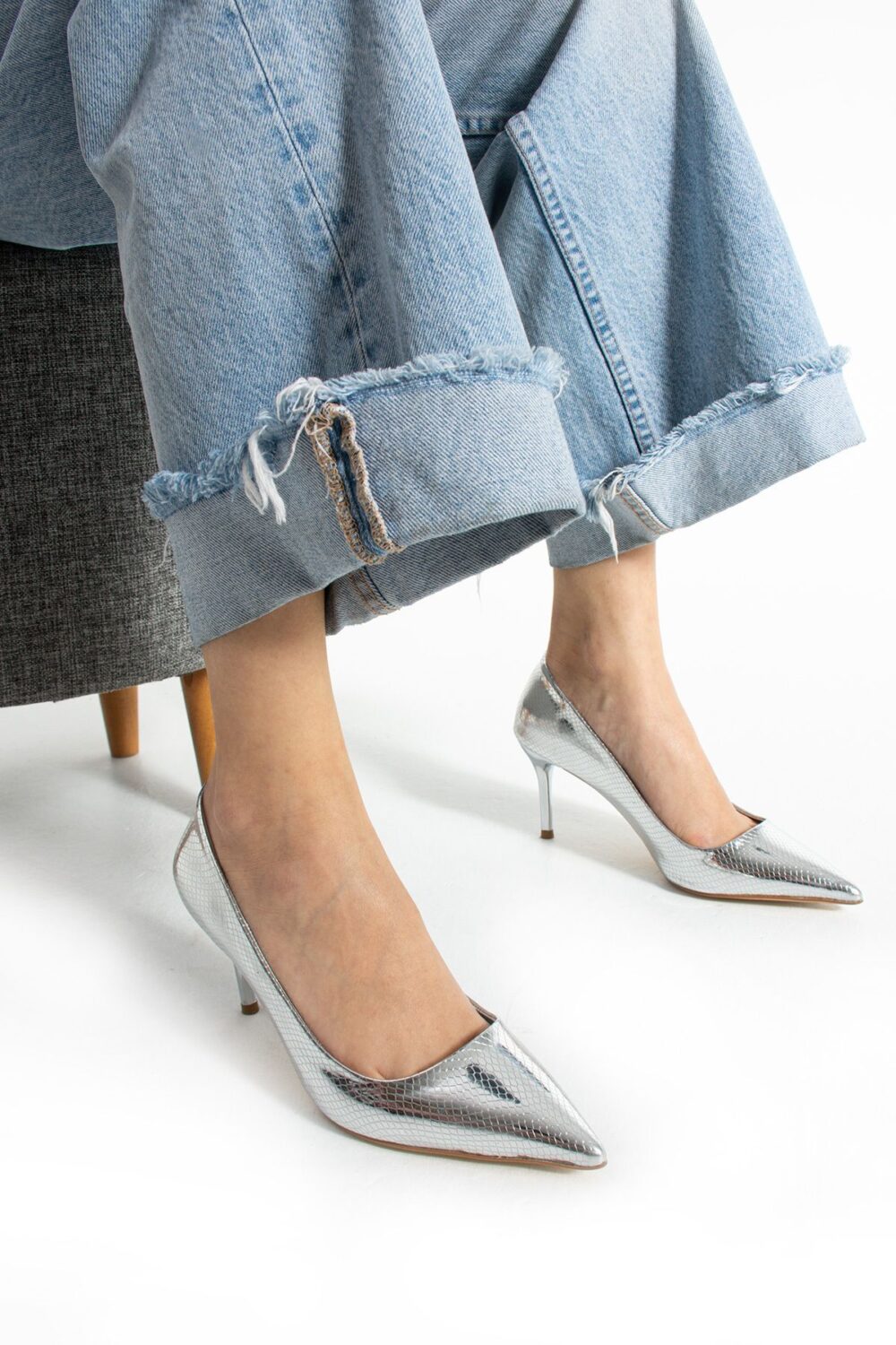 Gümüş Gri Yılan Desenli Vegan Deri Stiletto – 7cm İnce Topuklu Sivri Burun Şık ve Rahat Kadın Ayakkabı - Görsel 3