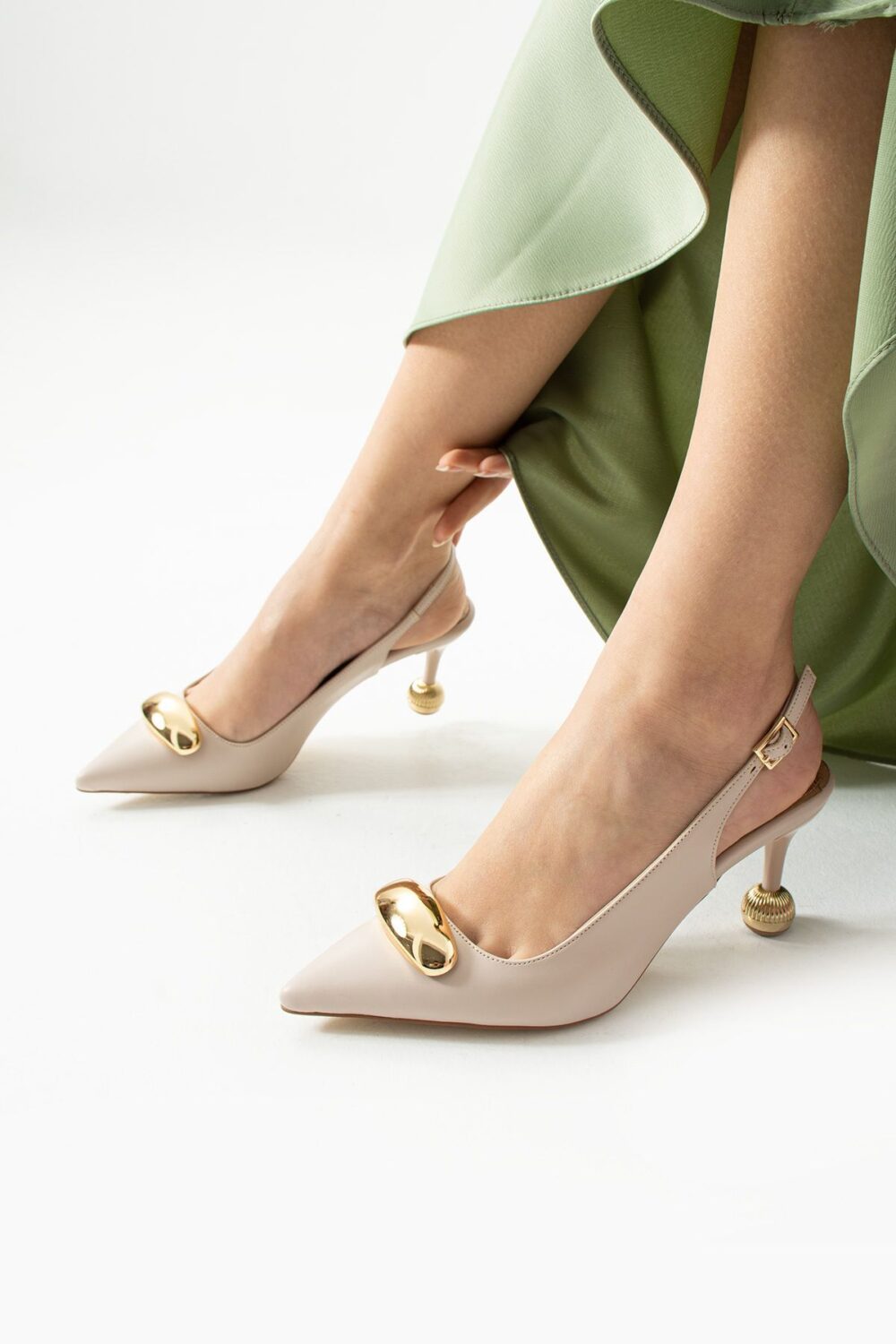 Krem Mat Vegan Deri Stiletto – 7cm İnce Topuklu Gold Detaylı Günlük ve Ofis Uyumlu Şık Kadın Ayakkabı - Görsel 4