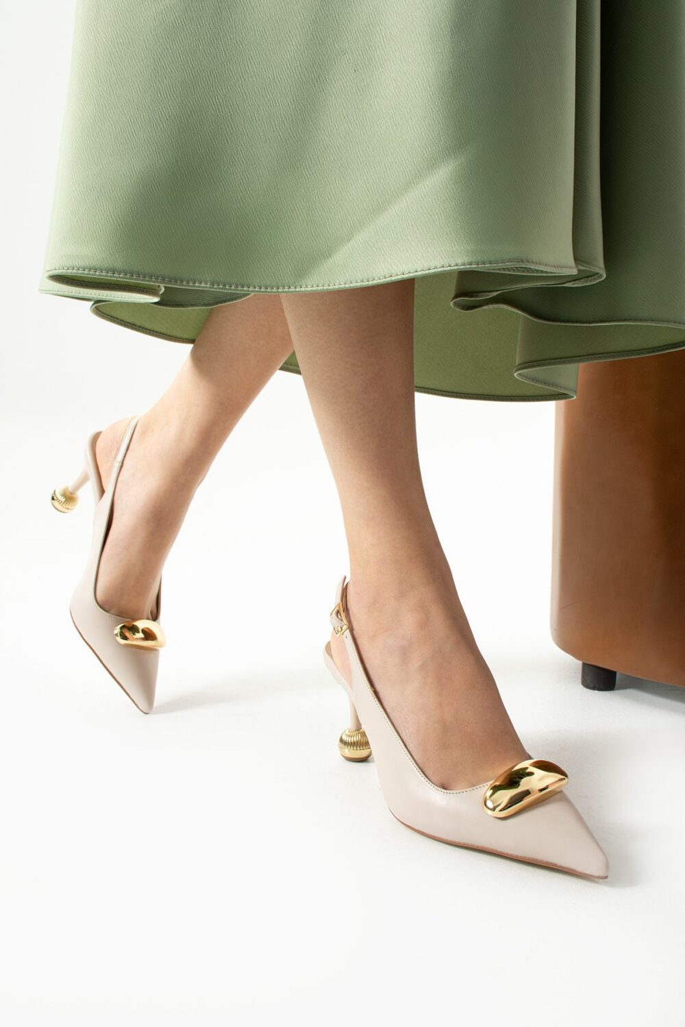 Krem Mat Vegan Deri Stiletto – 7cm İnce Topuklu Gold Detaylı Günlük ve Ofis Uyumlu Şık Kadın Ayakkabı - Görsel 5