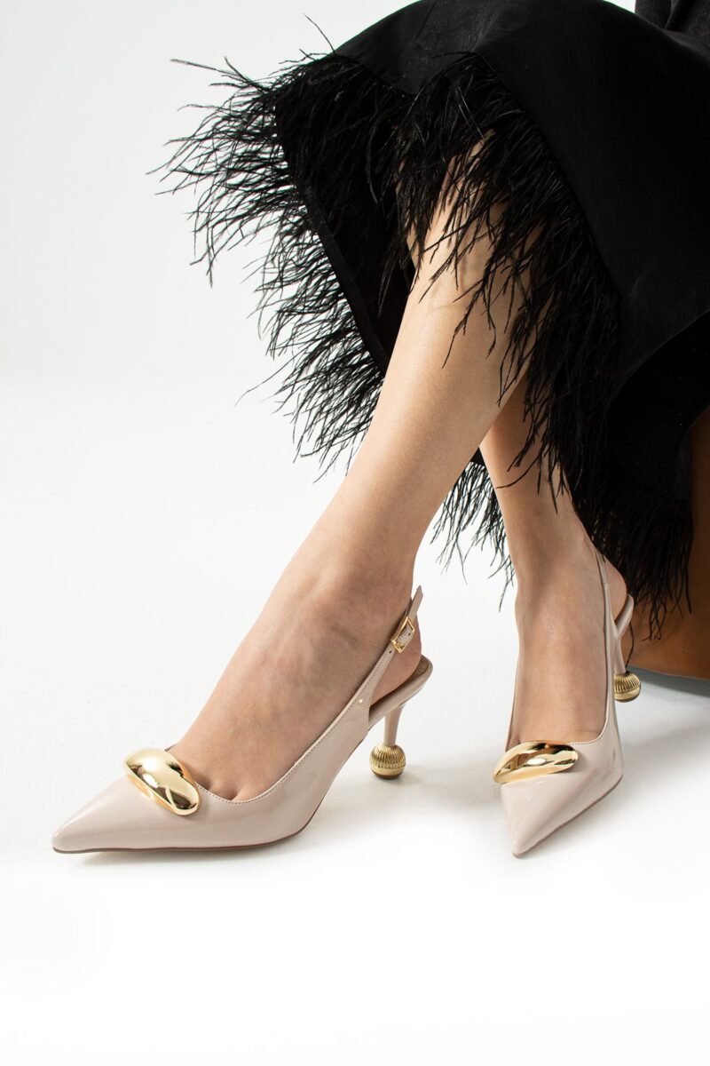 Krem Rugan Vegan Deri Stiletto – 7cm İnce Topuklu Gold Detaylı Günlük ve Ofis Uyumlu Şık Kadın Ayakkabı