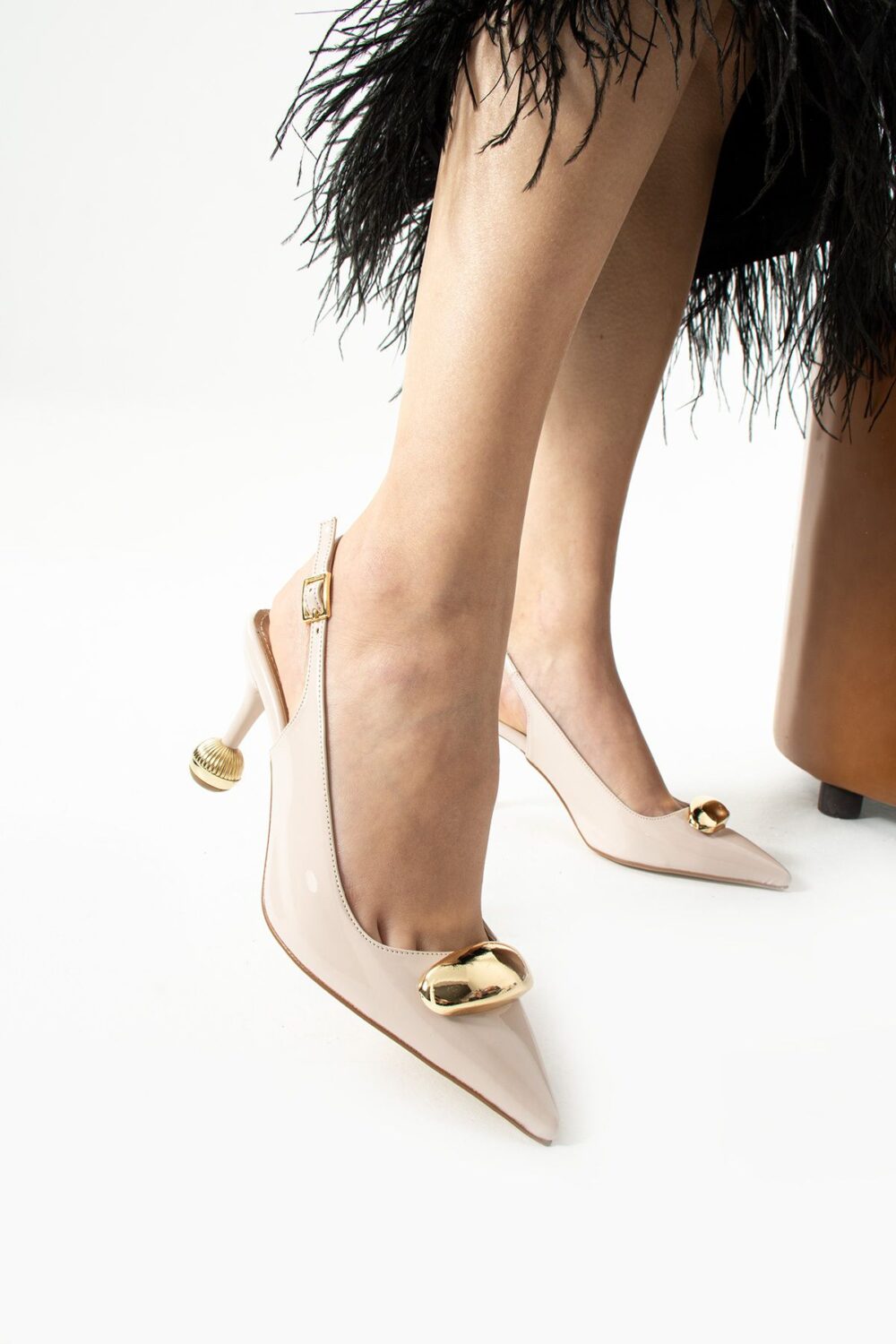 Krem Rugan Vegan Deri Stiletto – 7cm İnce Topuklu Gold Detaylı Günlük ve Ofis Uyumlu Şık Kadın Ayakkabı - Görsel 4