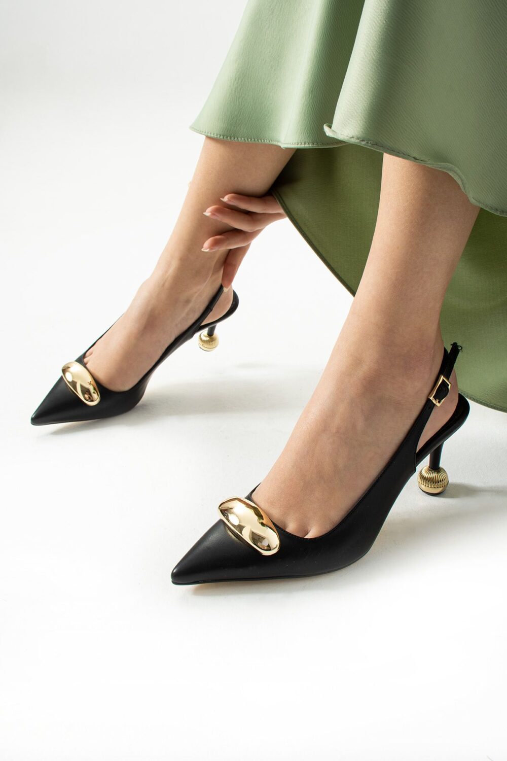 Siyah Mat Vegan Deri Stiletto – 7cm İnce Topuklu Gold Detaylı Günlük ve Ofis Uyumlu Şık Kadın Ayakkabı - Görsel 3