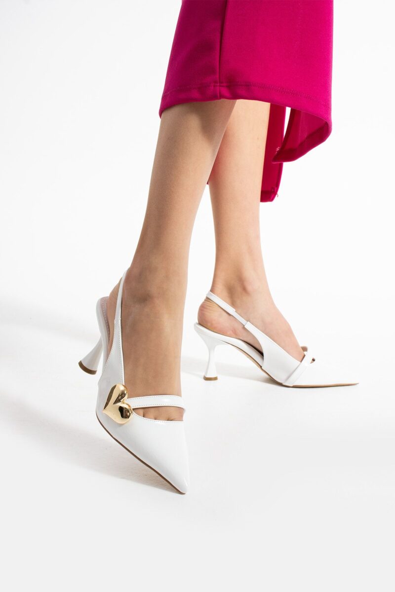 Beyaz Rugan Kalp Tokalı Kadın Topuklu Ayakkabı – 7cm Rahat Vegan Stiletto