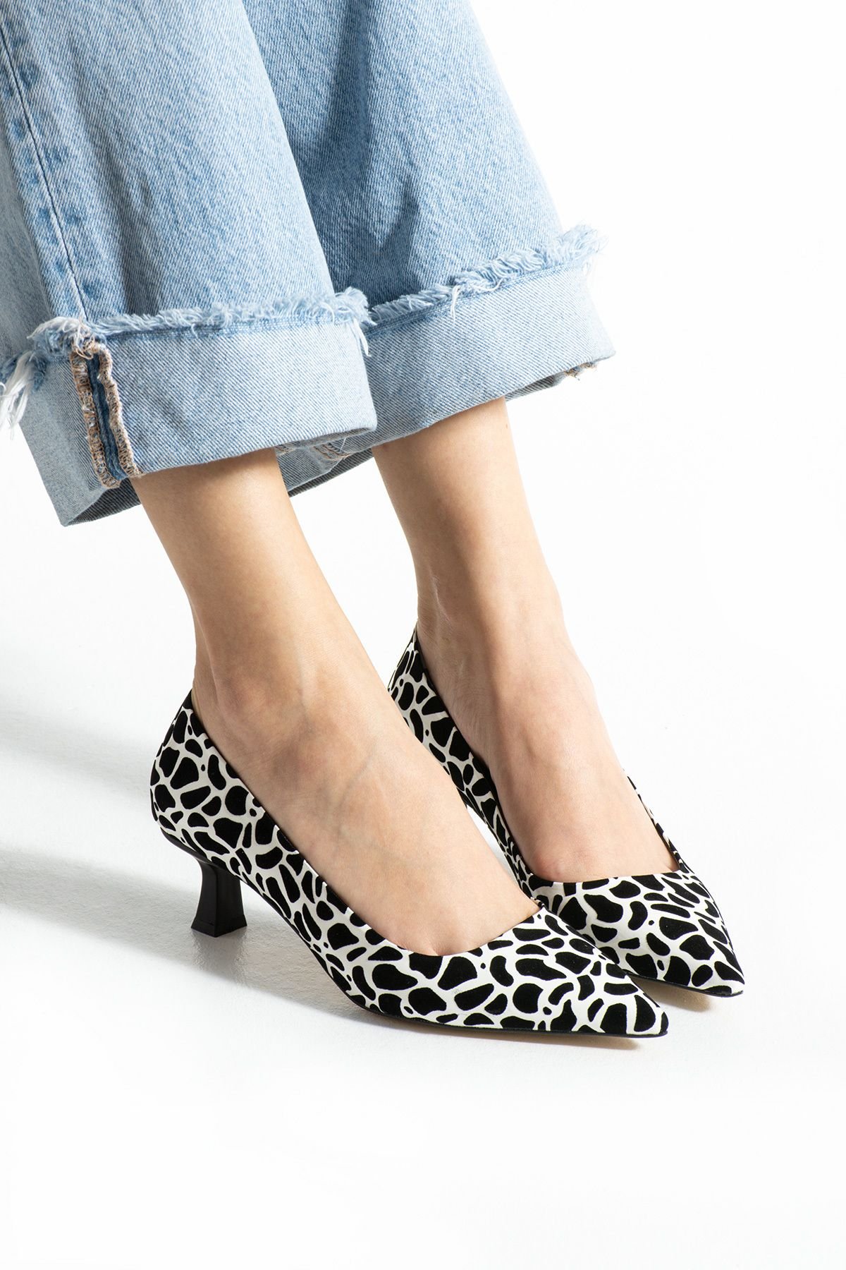 Siyah Beyaz Desenli Kısa Topuklu Stiletto – Şık, Zarif ve Rahat Tabanlı, Günlük ve Ofis Uyumu İçin İdeal - Görsel 2