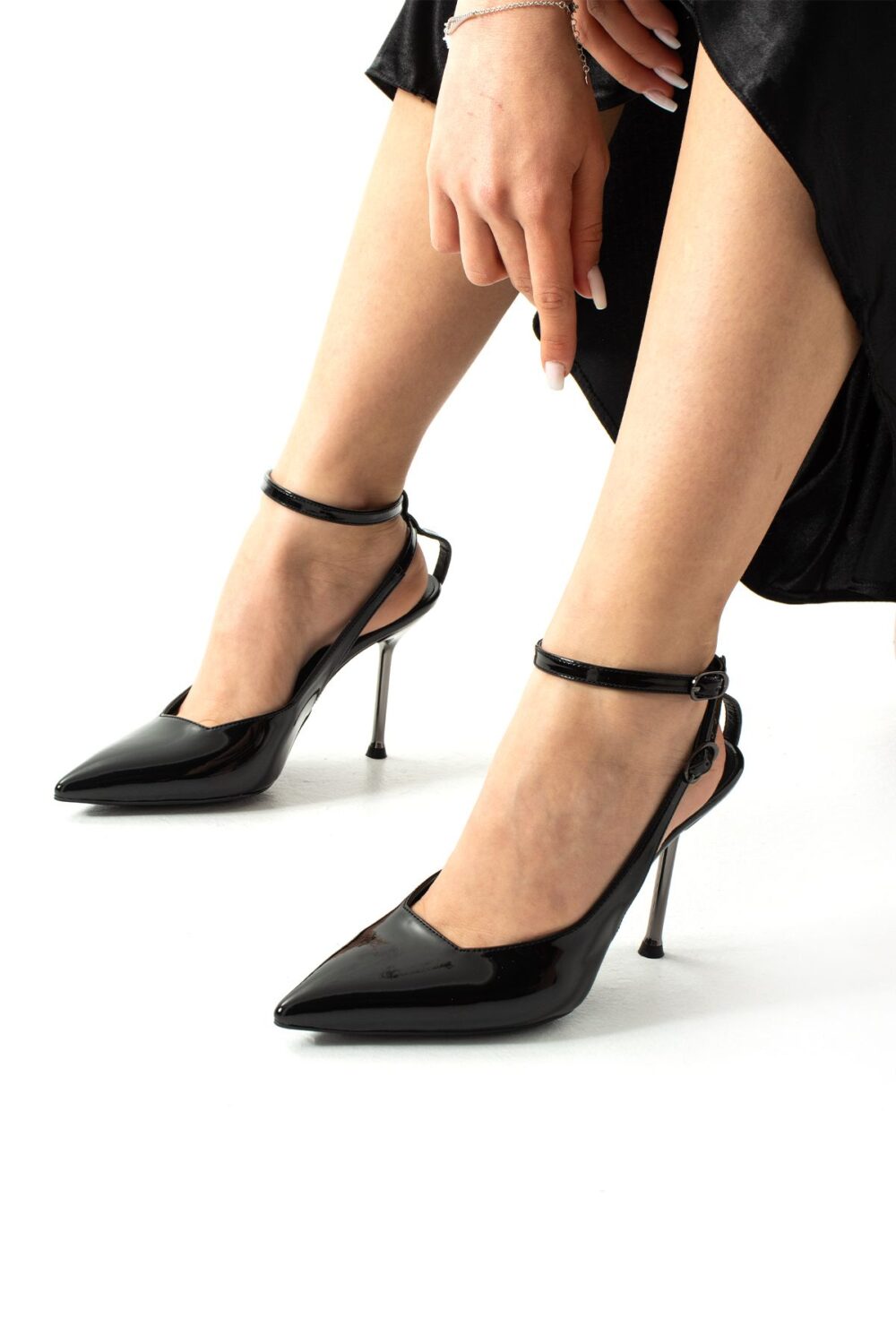 Siyah Rugan Bilekten Tokalı Stiletto – Altın Topuklu Sivri Burun Şık Kadın Ayakkabı - Görsel 2