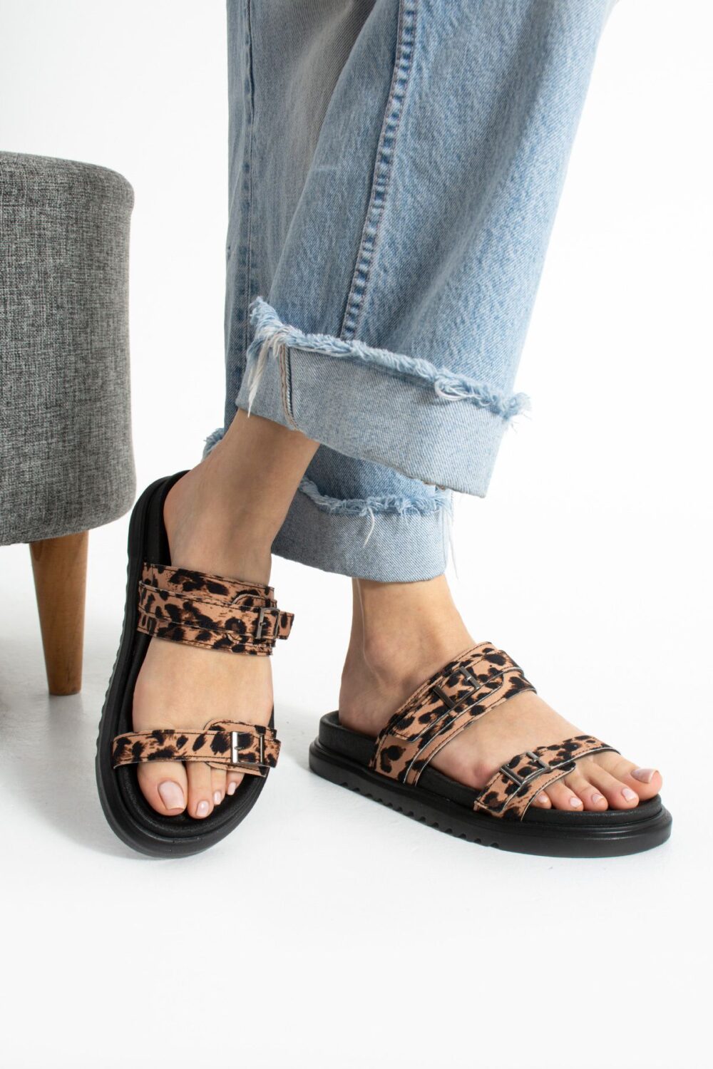 Leopar Desenli Vegan Deri Kadın Terlik – Çift Bantlı Günlük Yürüyüş & Sahil Modeli
