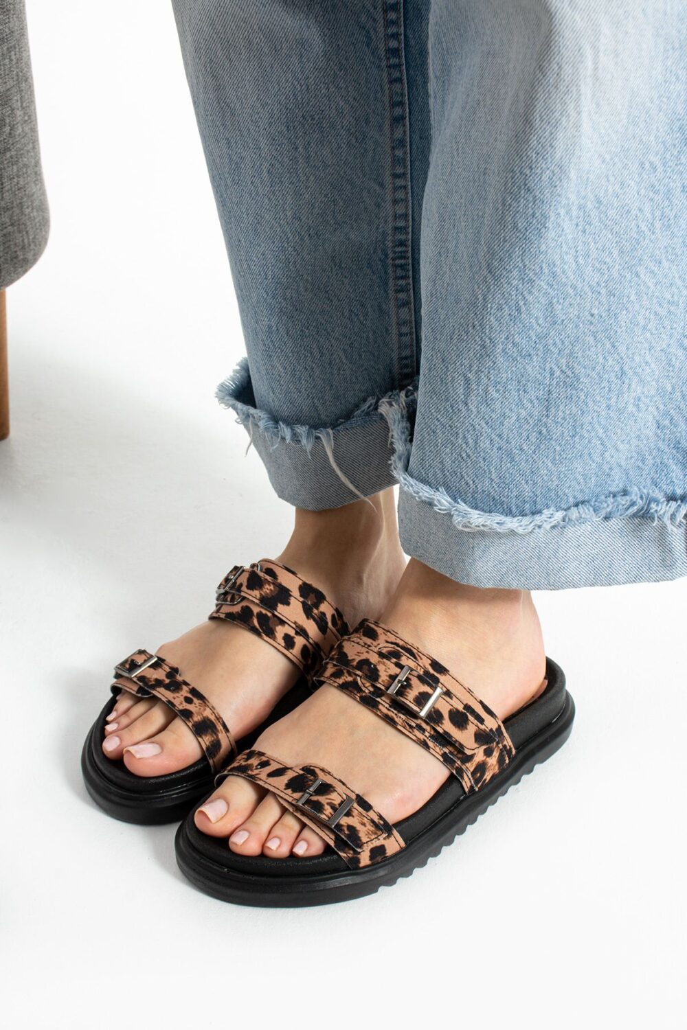 Leopar Desenli Vegan Deri Kadın Terlik – Çift Bantlı Günlük Yürüyüş & Sahil Modeli - Görsel 4