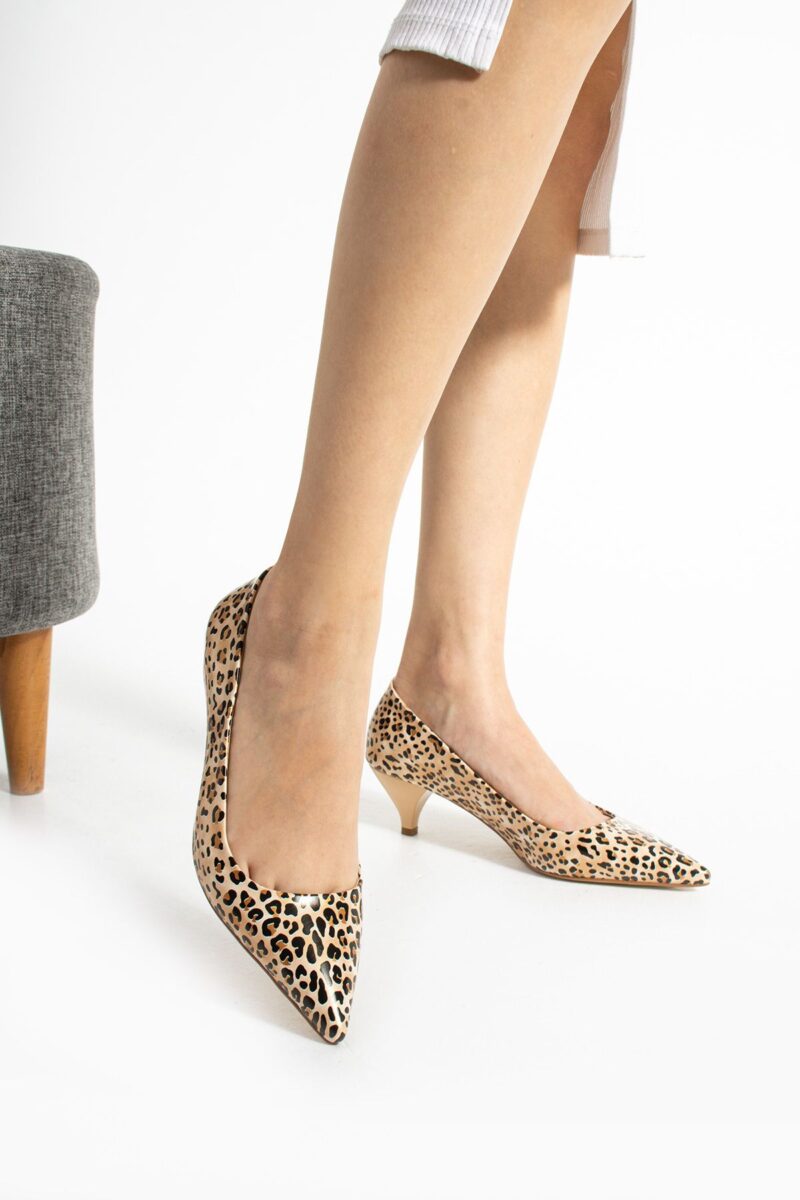 Bej Leopar Desenli Rugan Stiletto – 5 cm Topuklu, Sivri Burunlu, Şık ve Rahat Klasik Model Kadın Ayakkabı