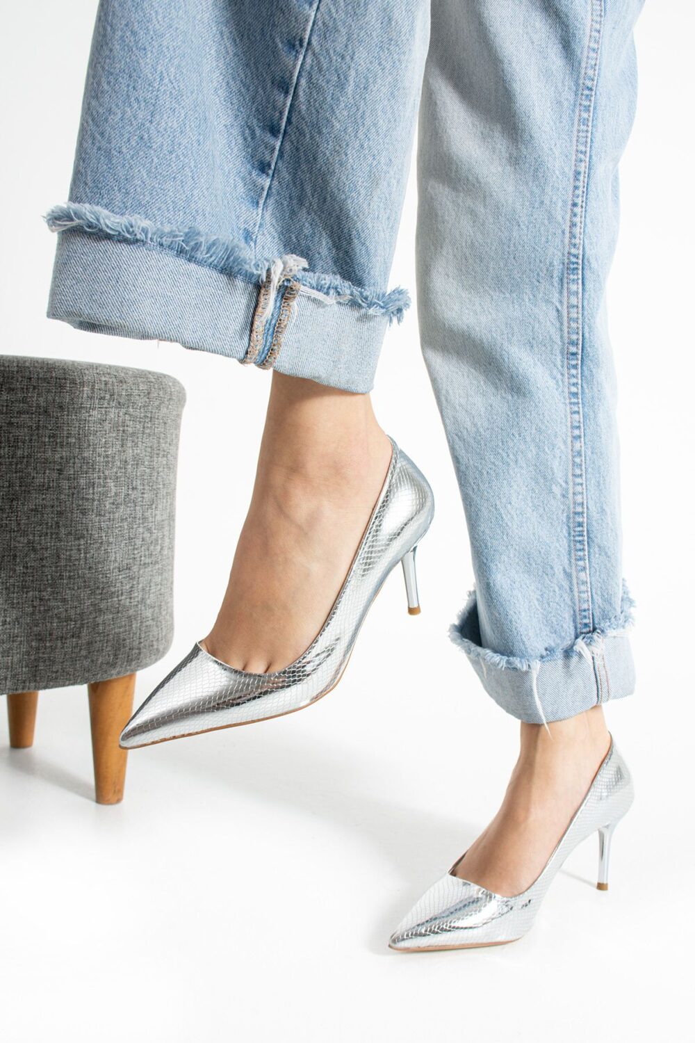 Gümüş Gri Yılan Desenli Vegan Deri Stiletto – 7cm İnce Topuklu Sivri Burun Şık ve Rahat Kadın Ayakkabı - Görsel 2