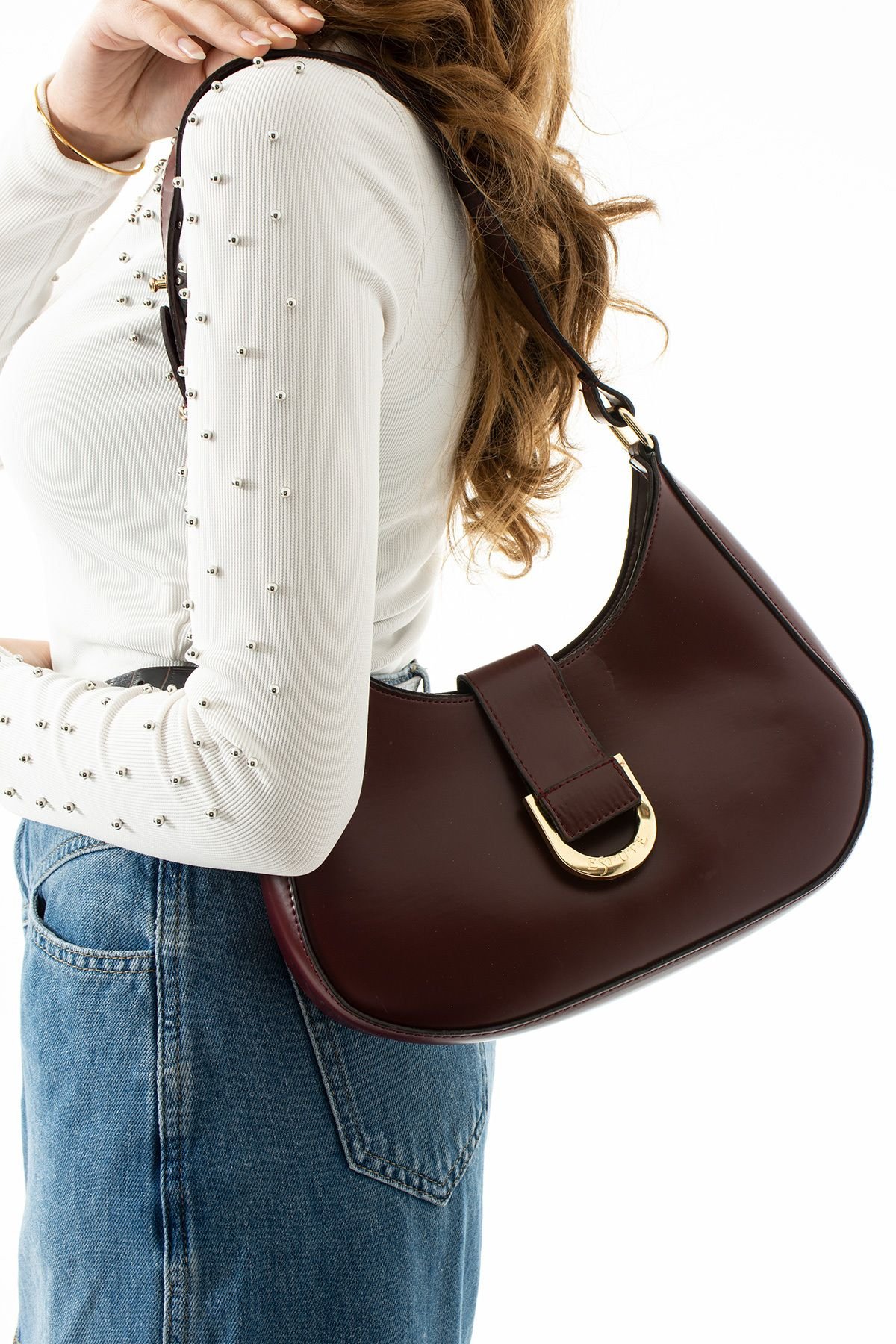 Bordo Mat Suni Deri Tokalı Kadın Omuz ve Kol Çantası – Günlük Kullanıma Uygun, Fermuarlı ve Bölmeli Model - Görsel 2