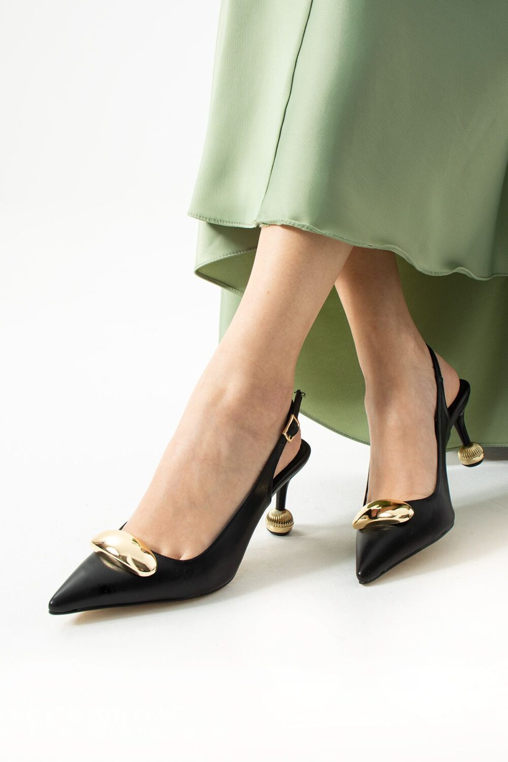 Siyah Mat Vegan Deri Stiletto – 7cm İnce Topuklu Gold Detaylı Günlük ve Ofis Uyumlu Şık Kadın Ayakkabı - Görsel 2