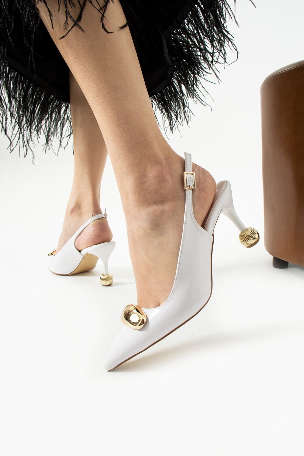 Beyaz Rugan Vegan Deri Stiletto – 7cm İnce Topuklu Gold Detaylı Günlük ve Ofis Uyumlu Şık Kadın Ayakkabı - Görsel 2