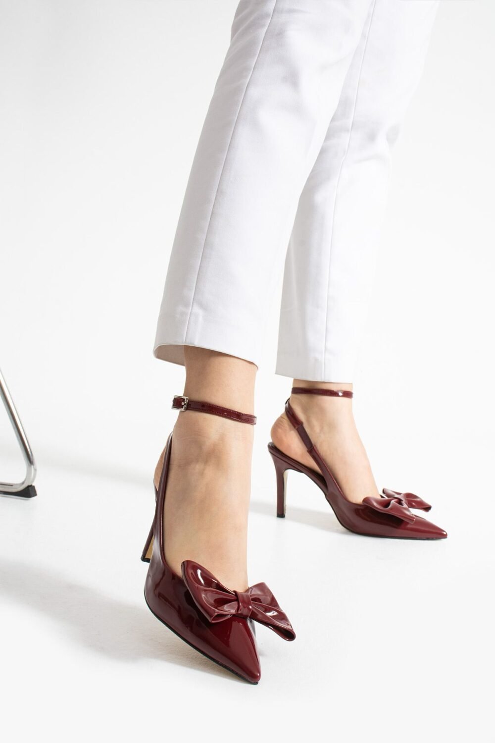 Bordo Rugan Fiyonklu Vegan Deri Stiletto – Bilekten Bantlı İnce Topuklu Sivri Burun Şık Kadın Ayakkabı - Görsel 2