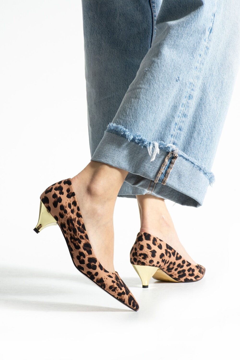 Saten Leopar Desenli Vegan Deri Stiletto – Altın Topuklu, 6 cm İnce Topuk, Sivri Burunlu, Zarif ve Şık Klasik Model - Görsel 2